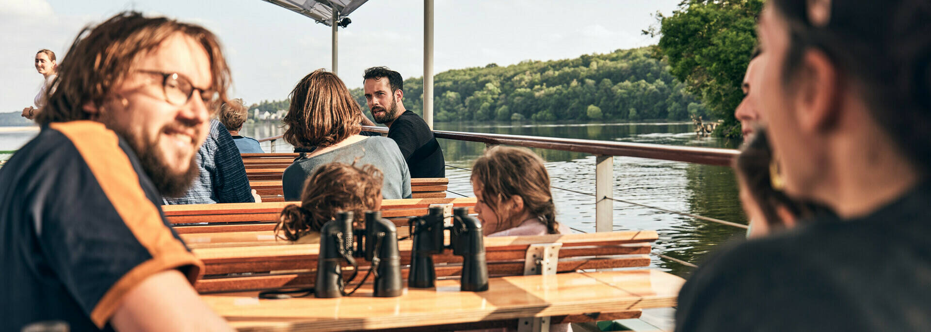 Plusieurs personnes à bord du bateau durant la croisière