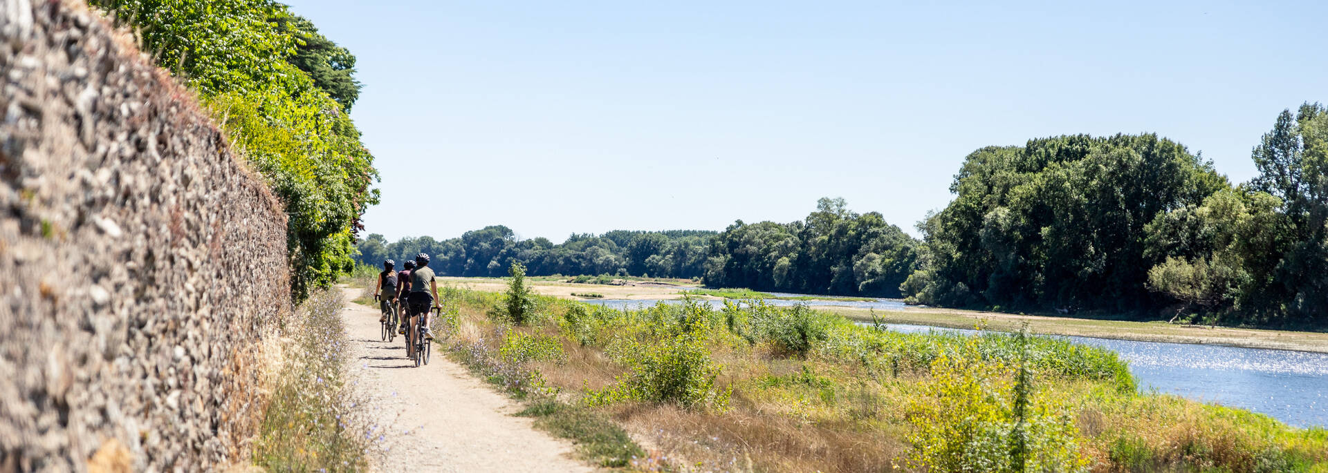 Cyclists in gravel and bikepacking around Angers