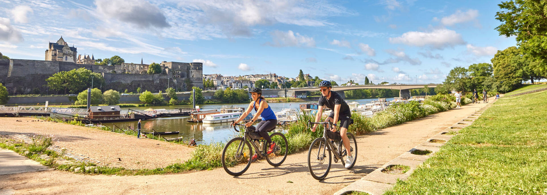 Cyclistes en gravel et bikepacking au départ d'Angers 