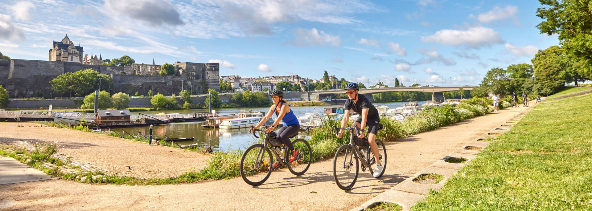 Cyclists in gravel and bikepacking from Angers 