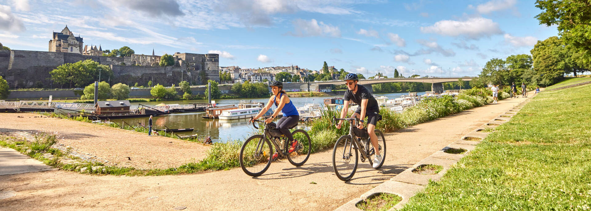 Ciclistas en grava y bikepacking partiendo de Angers 