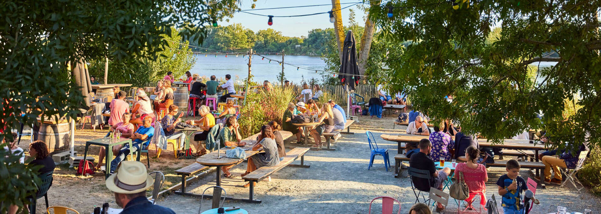 Foule, ambiance estivale en terrasse de la guinguette de Port Thilbault