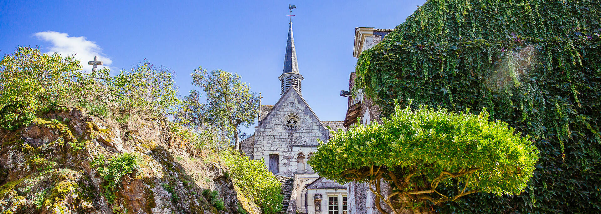Alley and church of Béhuard