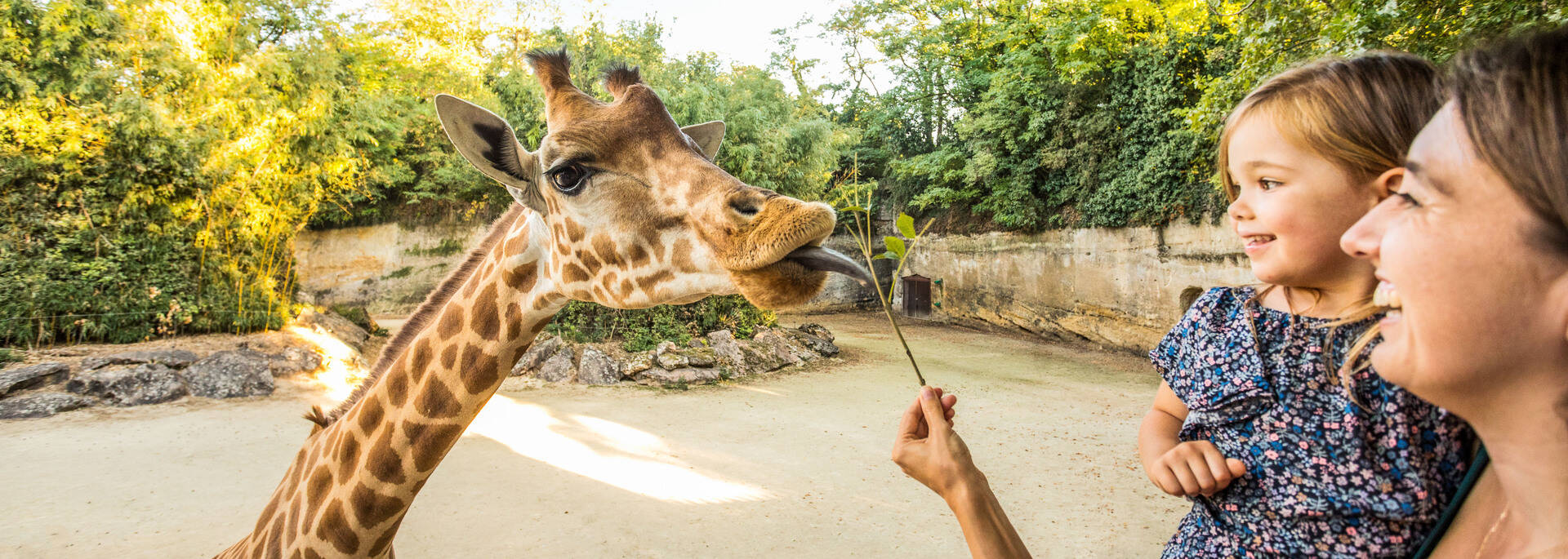 Mother and daughter in front of a giraffe