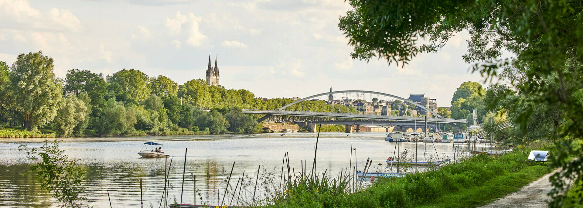 Vue sur la Maine et le pont des Arts d'Angers, en bord de Maine 