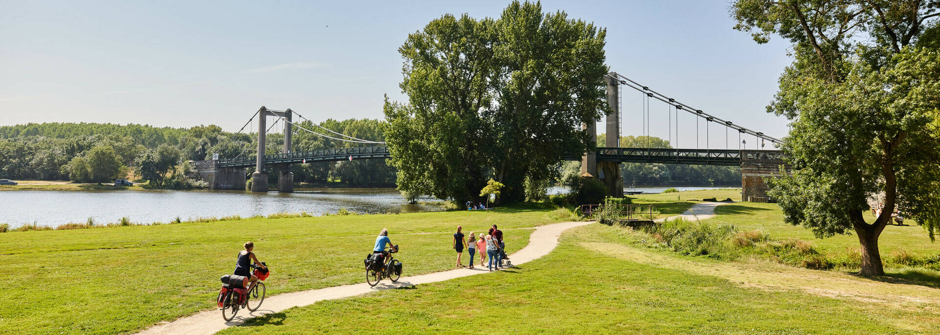 Cyclistes passant sur le parcours de la Loire à vélo au niveau du pont de Bouchemaine