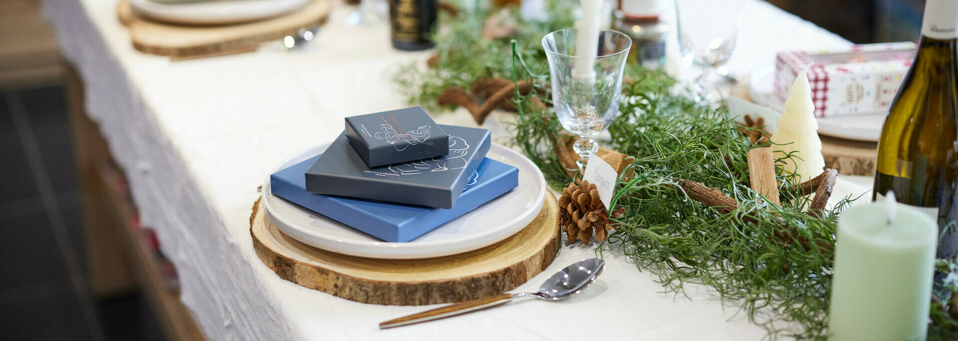 Table de fête dressée pour Noël et le Nouvel An ©️Alexandre Lamoureux