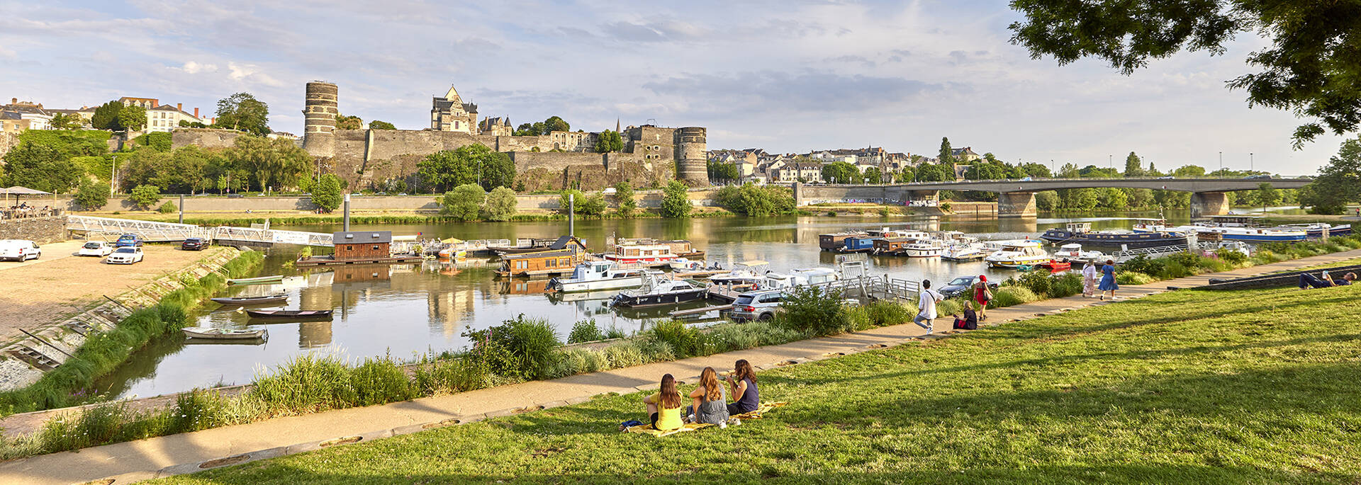 Wide shot of the cale de la Savatte and the port at the end of the day