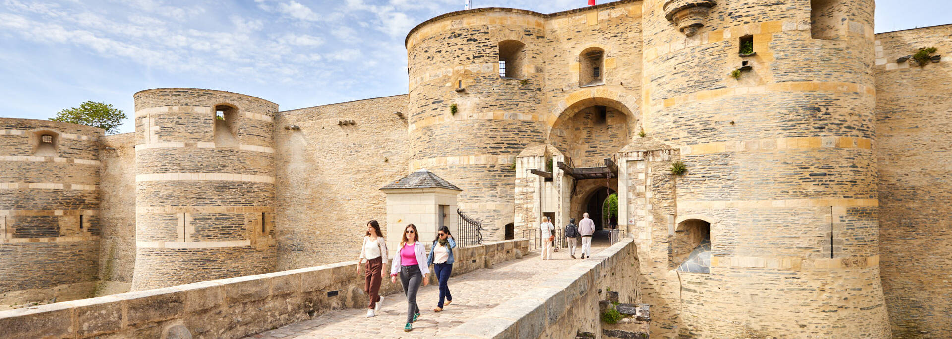 Tres jóvenes abandonan el castillo