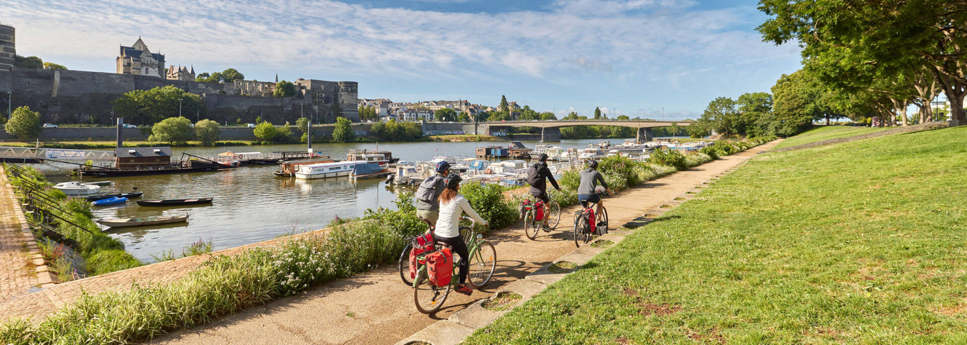 Cyclistes le long de la cale de Savatte à Angers 