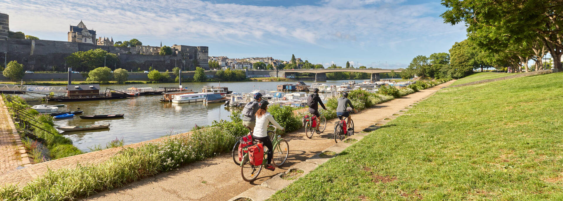 Cicloturistas Cale de la Savatte por el Valle del Loir en bicicleta