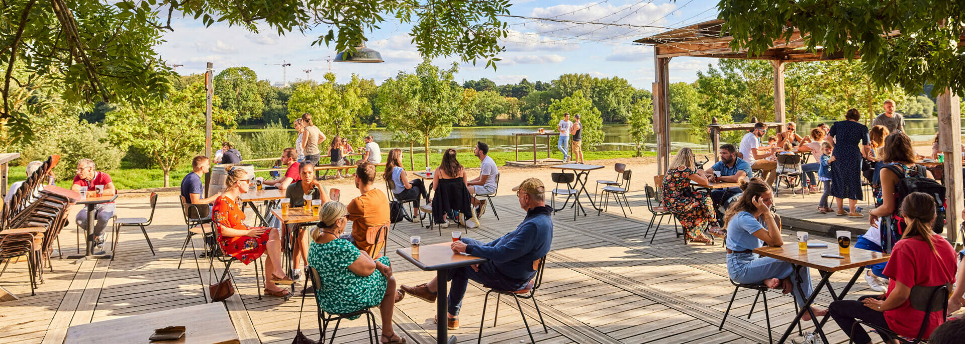Plan large de la terrasse bien fréquentées de la guinguette en été au bord de la Maine