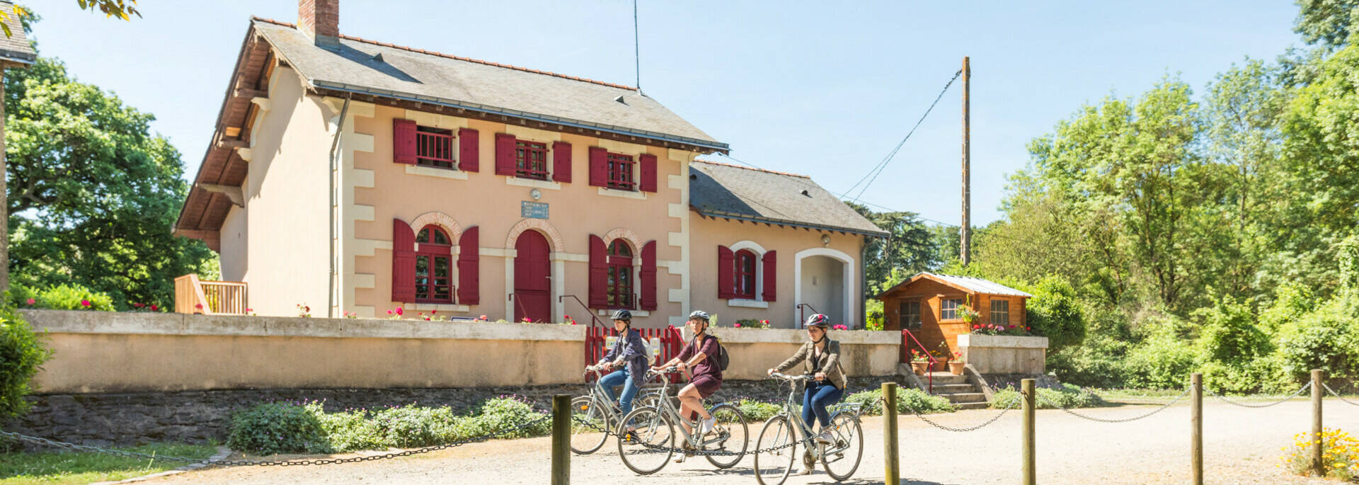 3 cyclists in front of the Montreuil Belfroy lock keeper's house