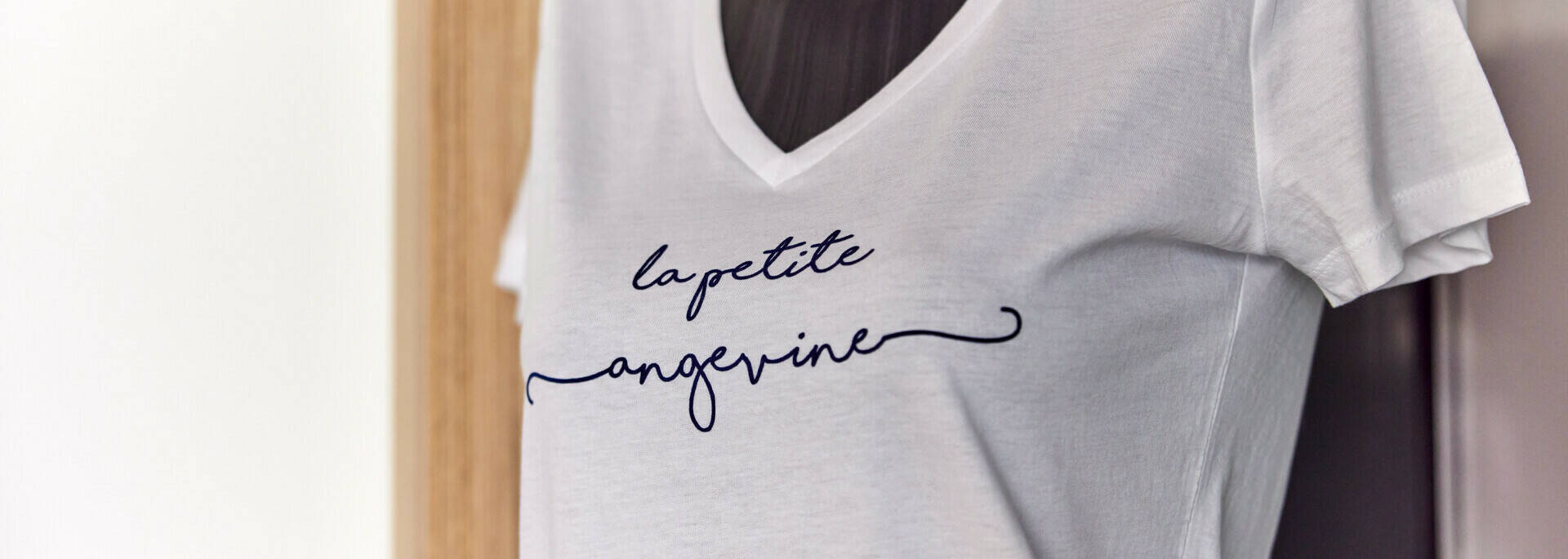 T-shirt blanc La Petite Angevine sur un mannequin