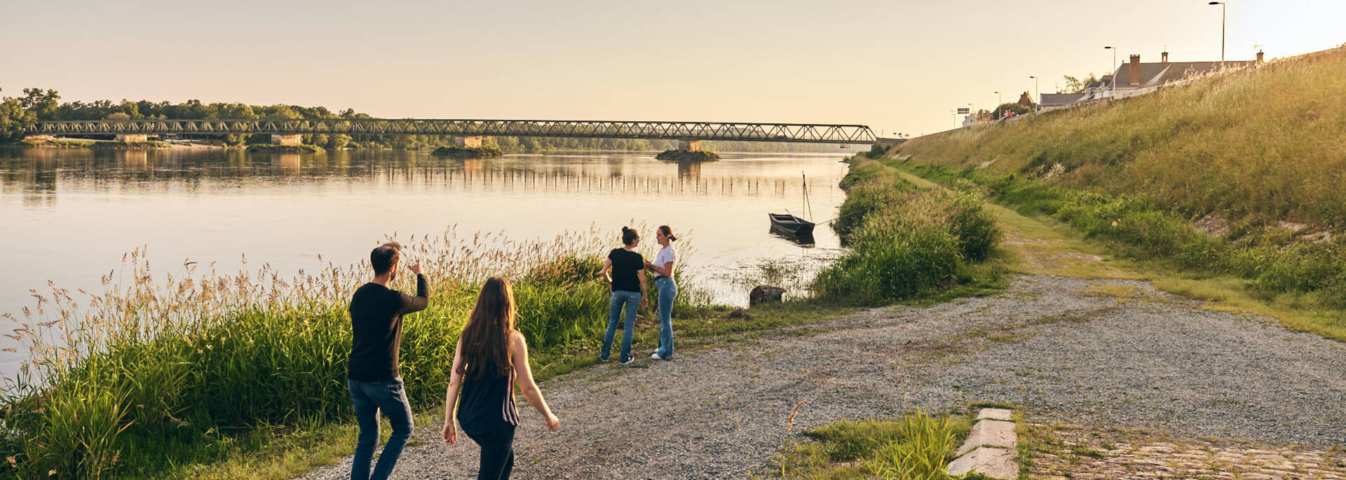 Amis se baladant en bords de Loire à Saint-Mathurin-sur-Loire