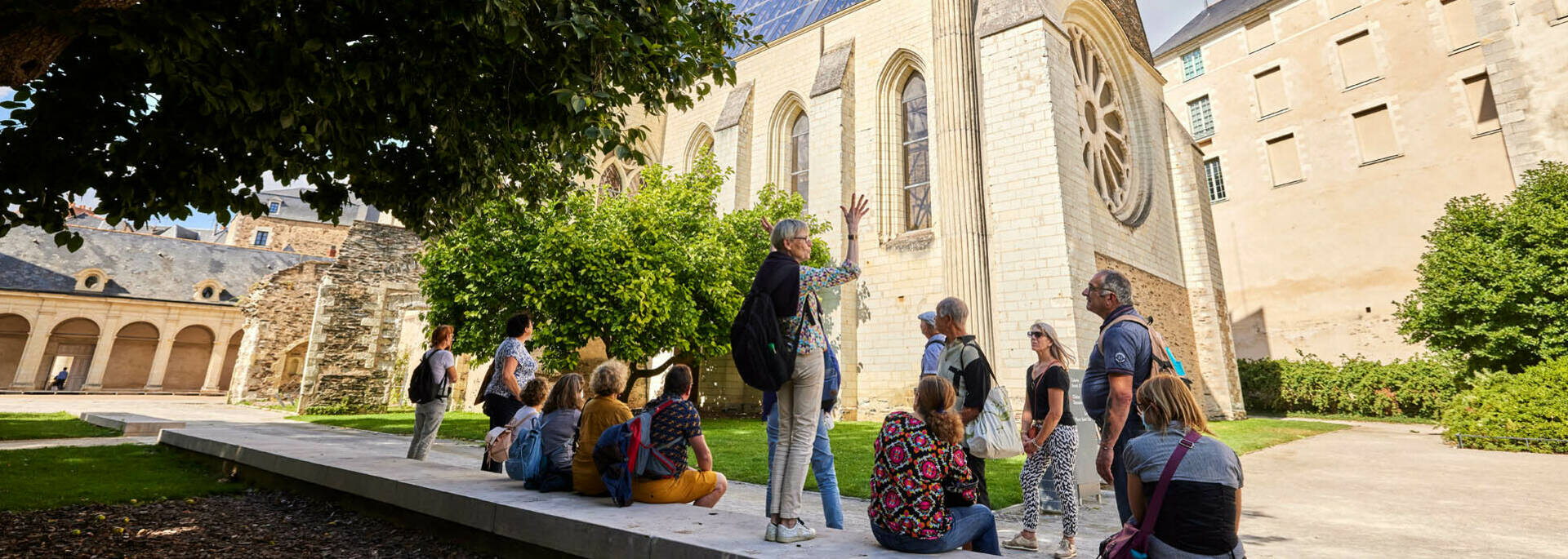 Guided tour in front of the Galerie David d'Angers