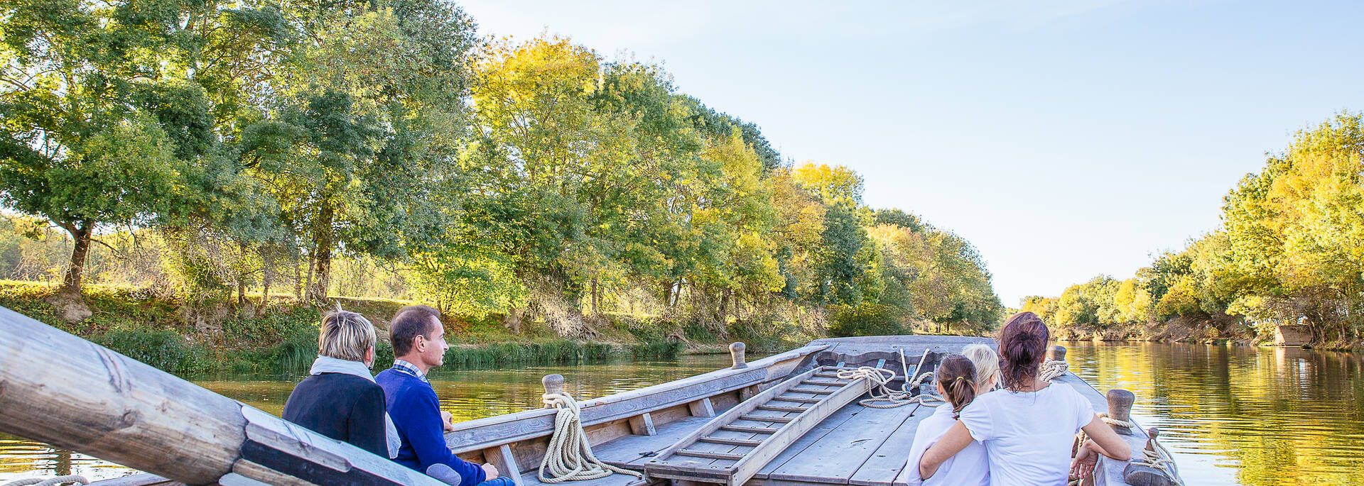 A lo largo del agua en un barco tradicional en Angers © Les Conteurs