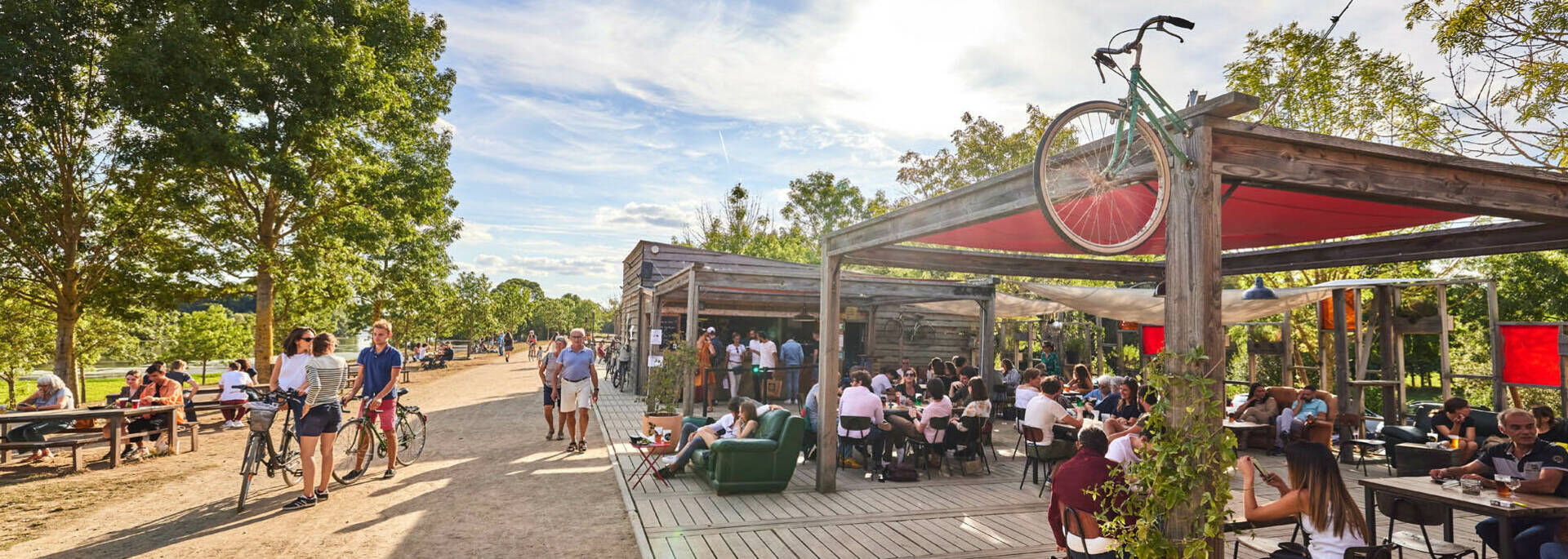 Ambiance estivale, plan large de la guinguette du Héron Carré, promenade Yolande d'Aragon