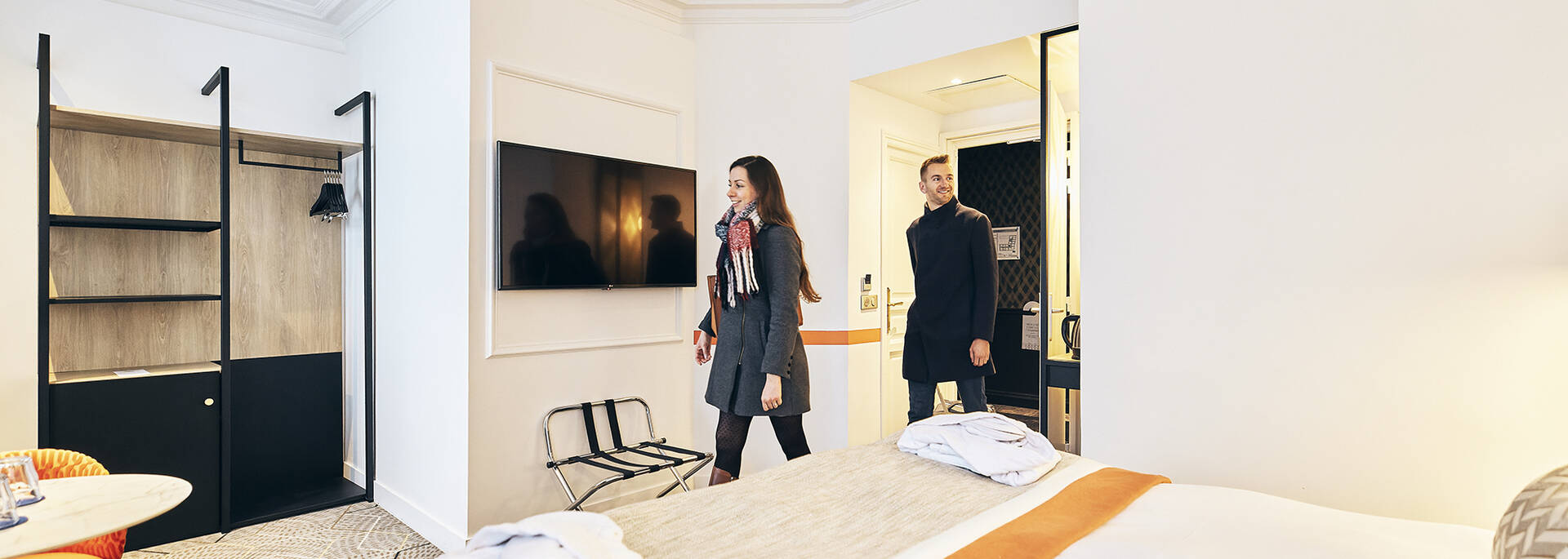 Pareja entrando en su habitación de hotel
