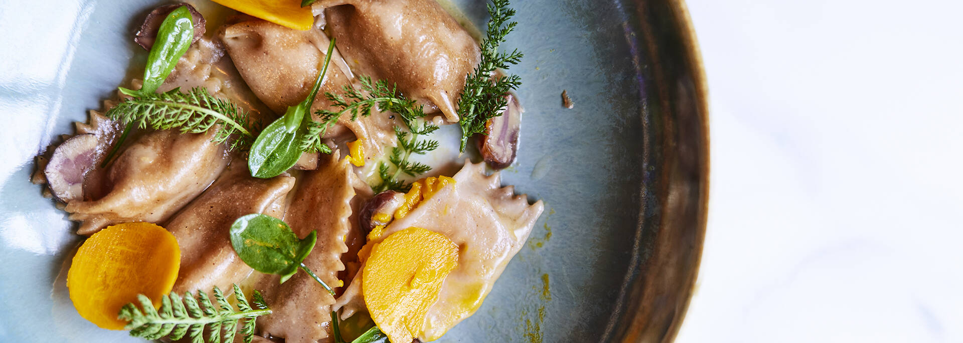 Primer plano de un plato en un restaurante