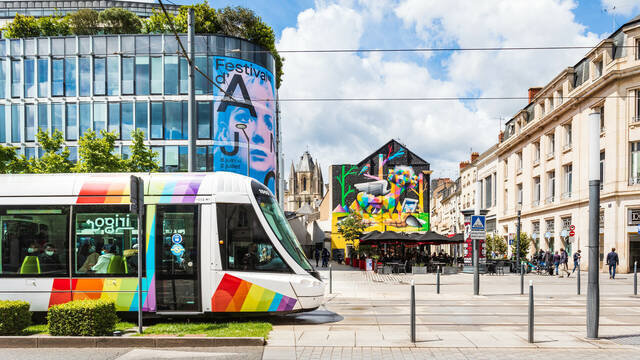 Tramway passant devant la place Saint-Aubin
