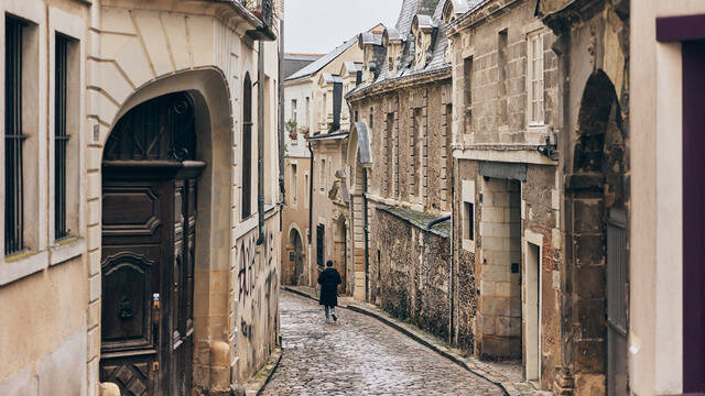 Vue d'une ruelle de la cité angevine en hiver