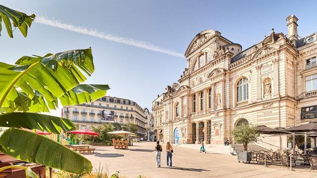 Two young women walking on the Place du Ralliement 