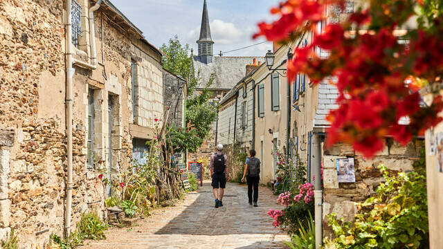 Couple en balade dans les rues fleuries de Behuard 