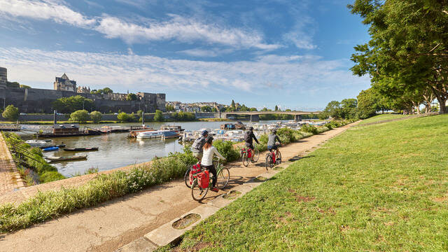 Cyclistes le long de la cale de Savatte à Angers 