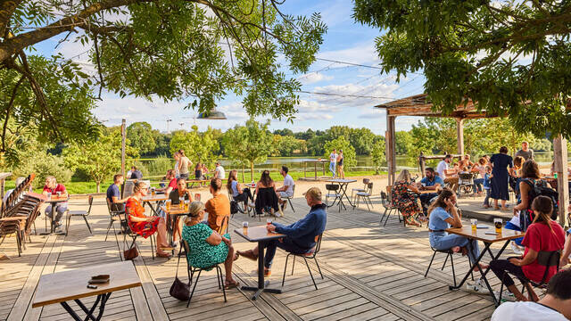 Plan large de la terrasse bien fréquentées de la guinguette en été au bord de la Maine