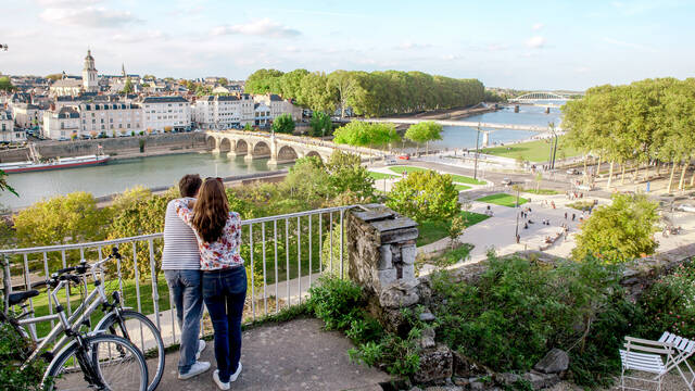Una pareja contempla las vistas de la ciudad