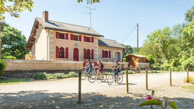 3 cyclists in front of the Montreuil Belfroy lock keeper's house