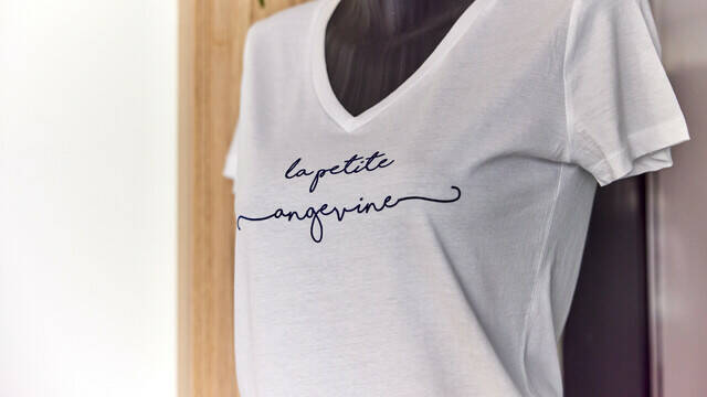T-shirt blanc La Petite Angevine sur un mannequin