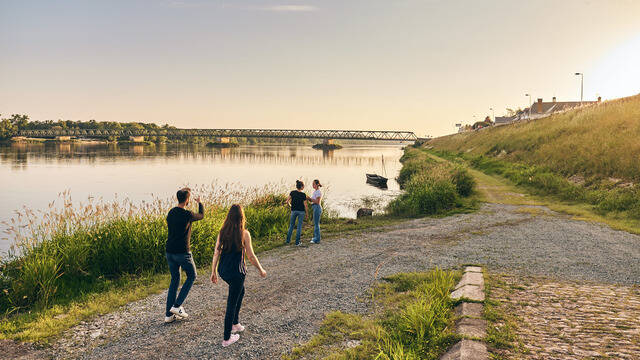 Amis se baladant en bords de Loire à Saint-Mathurin-sur-Loire