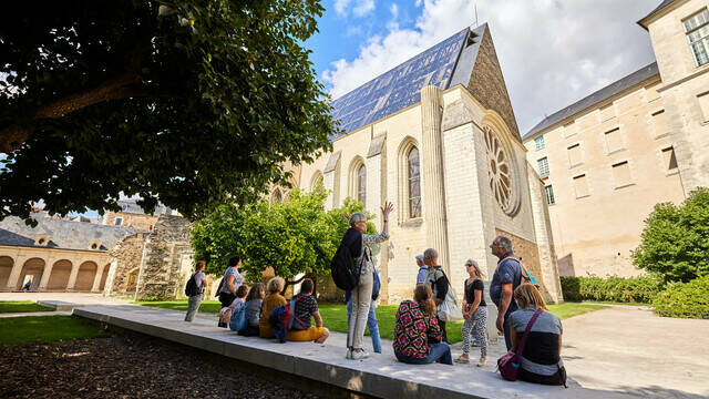 Guided tour in front of the Galerie David d'Angers