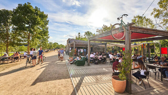 Ambiance estivale, plan large de la guinguette du Héron Carré, promenade Yolande d'Aragon