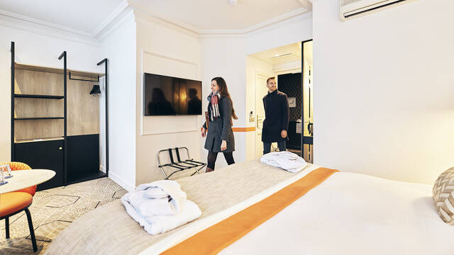 Couple entrant dans leur chambre d'hôtel