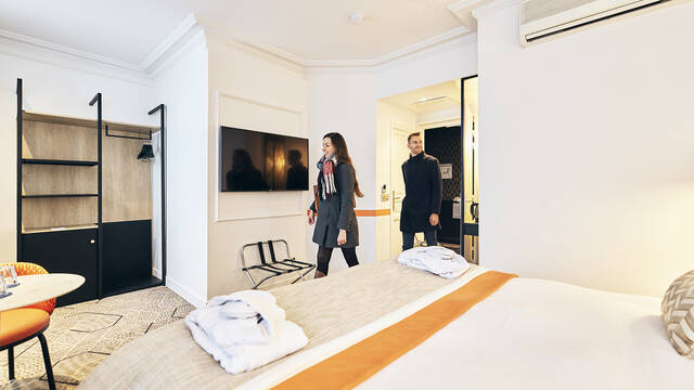 Pareja entrando en su habitación de hotel