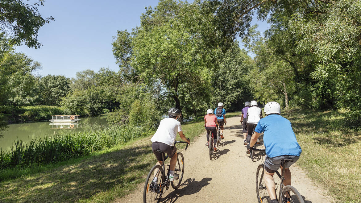Cyclistes durant le Angers Gravel Tour dans les Basses Vallées Angevines 