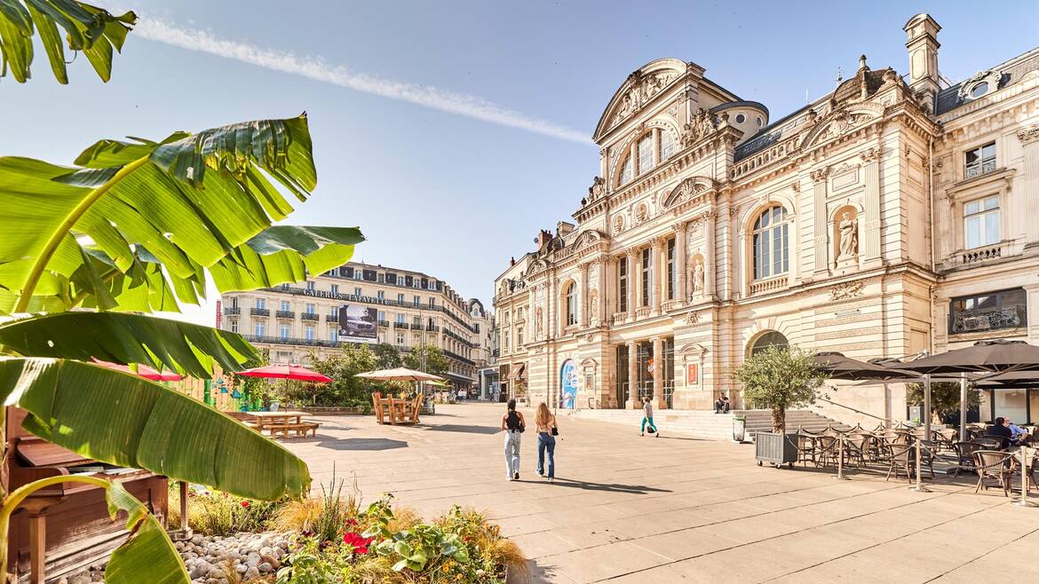 Deux jeunes femmes marchant sur la place du Ralliement face au Grand Théâtre d'Angers