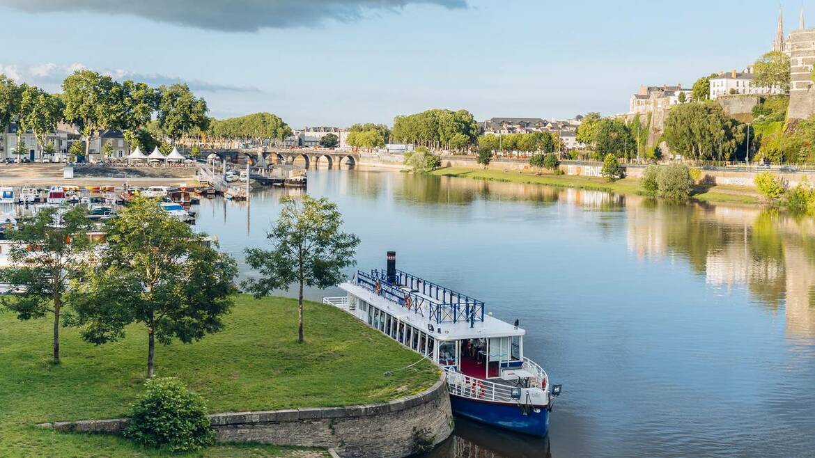 Angers, vue sur la Maine l'été © Romain Bassenne