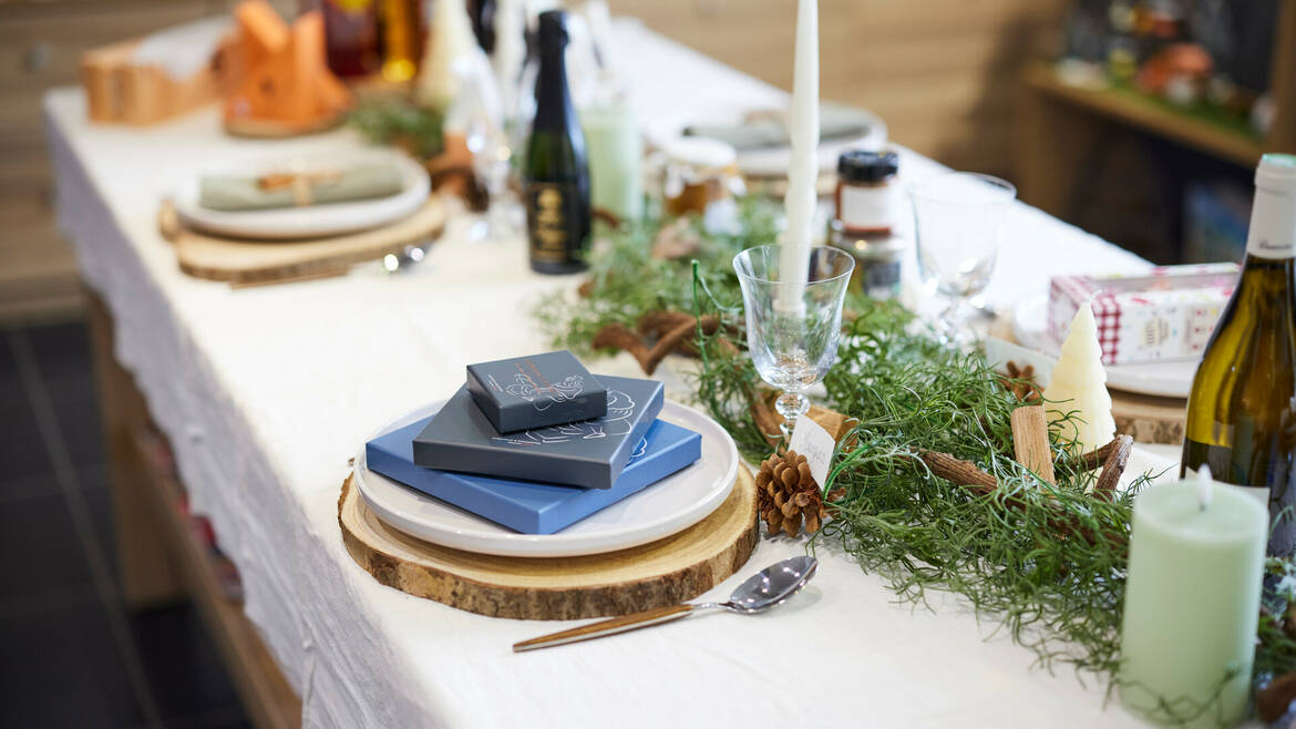 Table de fête dressée pour Noël et le Nouvel An ©️Alexandre Lamoureux