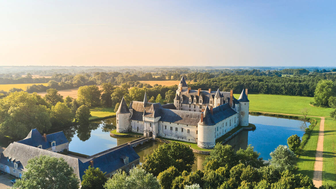 View on the château du Plessis Bourré