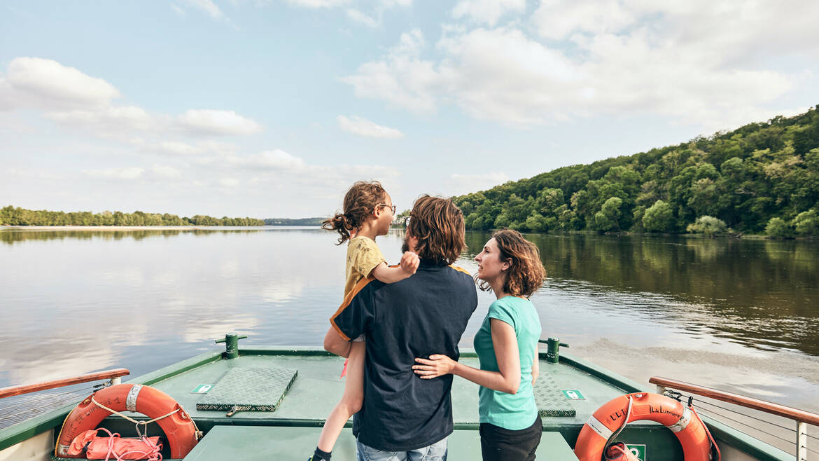 Cruise on the Loire, two parents and a child