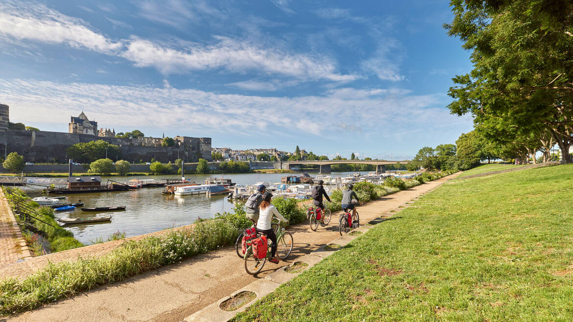 Cyclotourists Cale de la Savatte for the Loir Valley by bike
