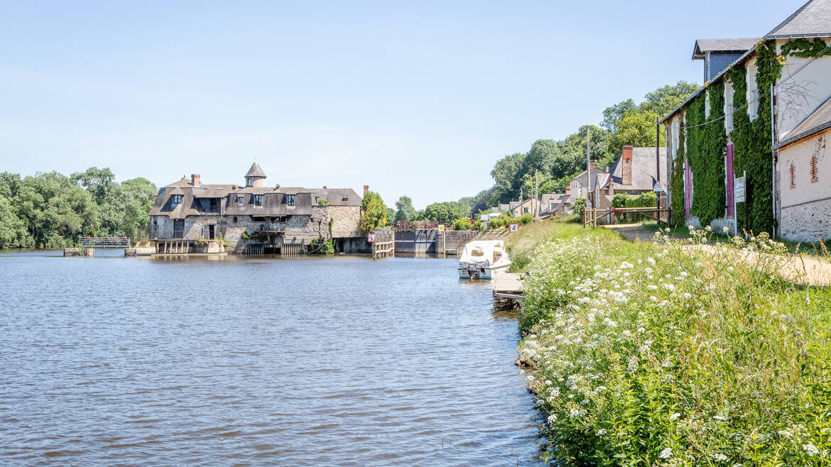 Plan large de la Mayenne au niveau de l'écluse de la Roussière