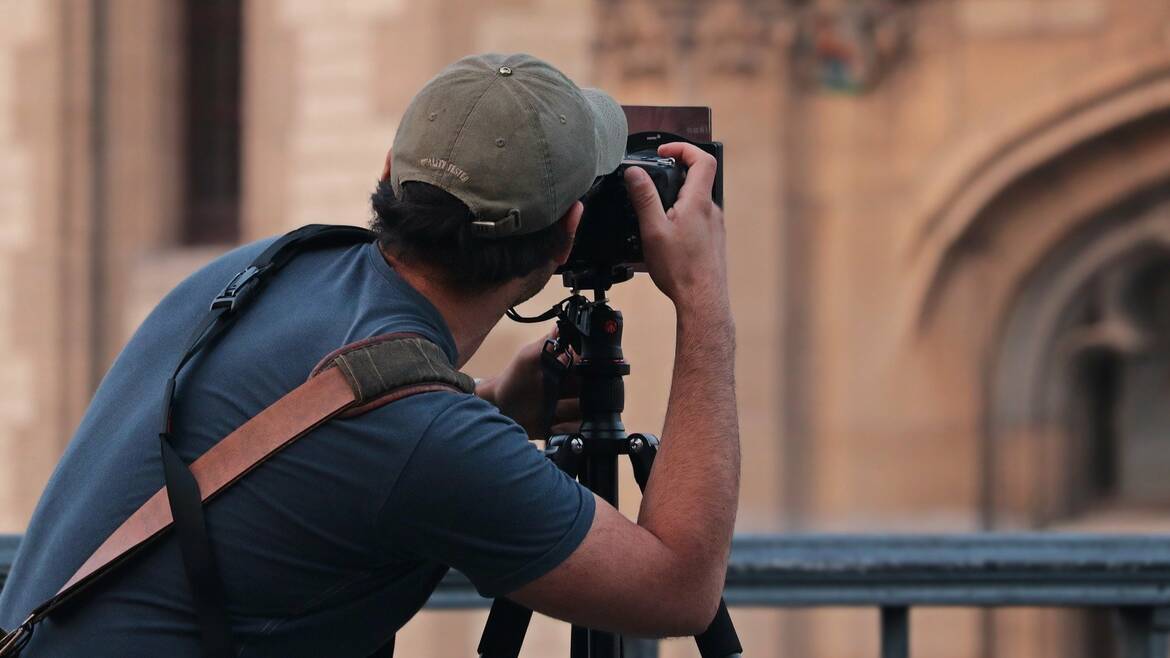 Homme prenant une photo