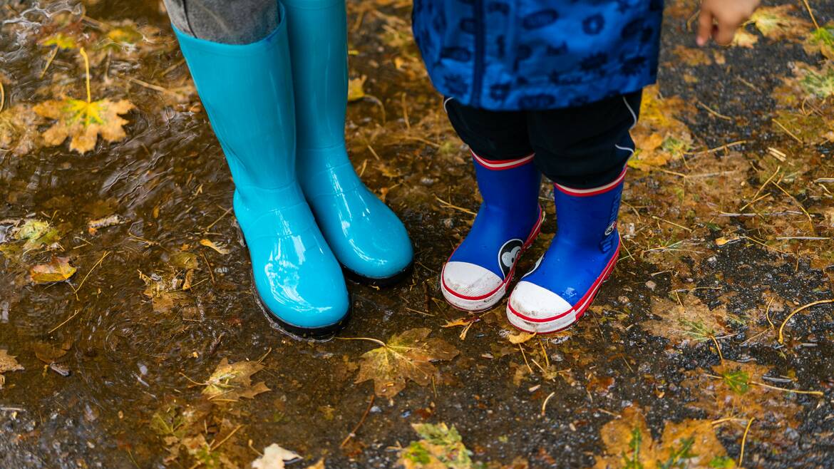 Enfants qui jouent sous la pluie ©️Oleksandr P