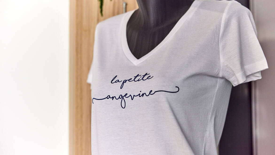 T-shirt blanc La Petite Angevine sur un mannequin