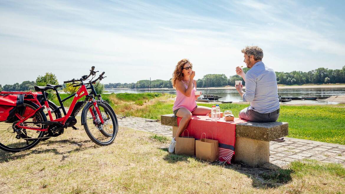 Pique-nique en amoureux au bord de la Loire